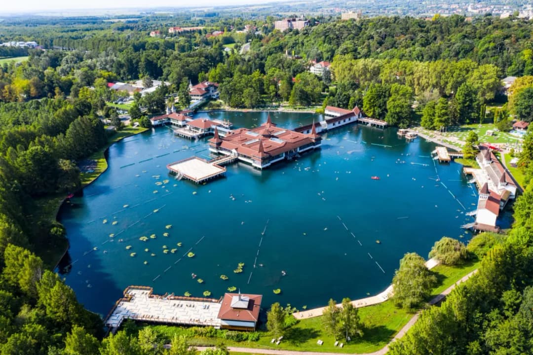 Najciekawsze atrakcje w Keszthely, które musisz zobaczyć nad Balatonem