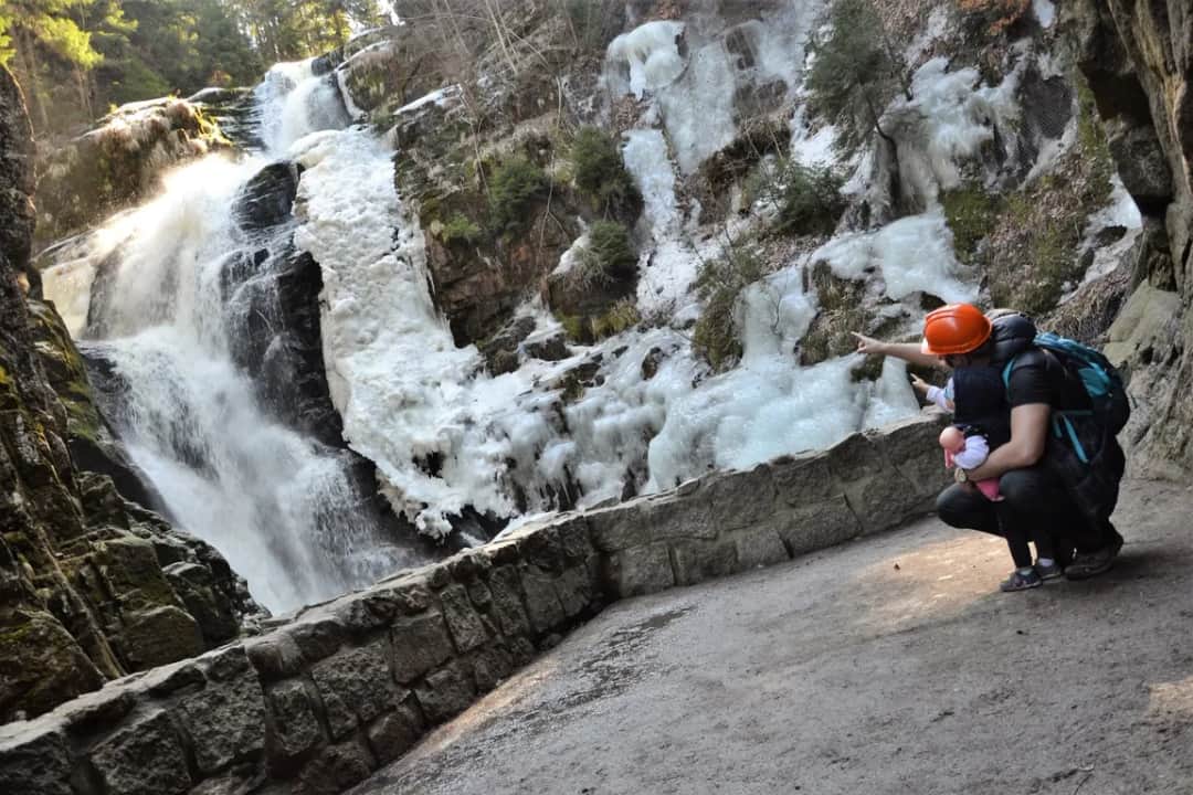 Wodospad Kamieńczyk z dzieckiem: Niezapomniana przygoda w Sudetach