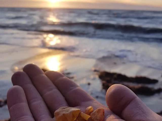 Gdzie szukać bursztynu w Kołobrzegu? Odkryj najlepsze miejsca i porady