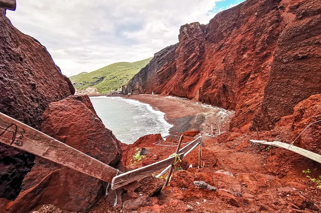 Red Beach Grecja: Magiczna Czerwona Plaża na Santorini