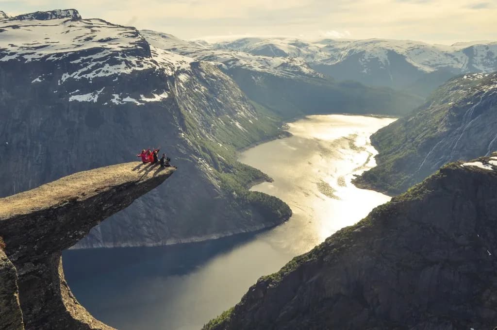 Zachwycające miejsca w Norwegii: od fiordów po skaliste klify