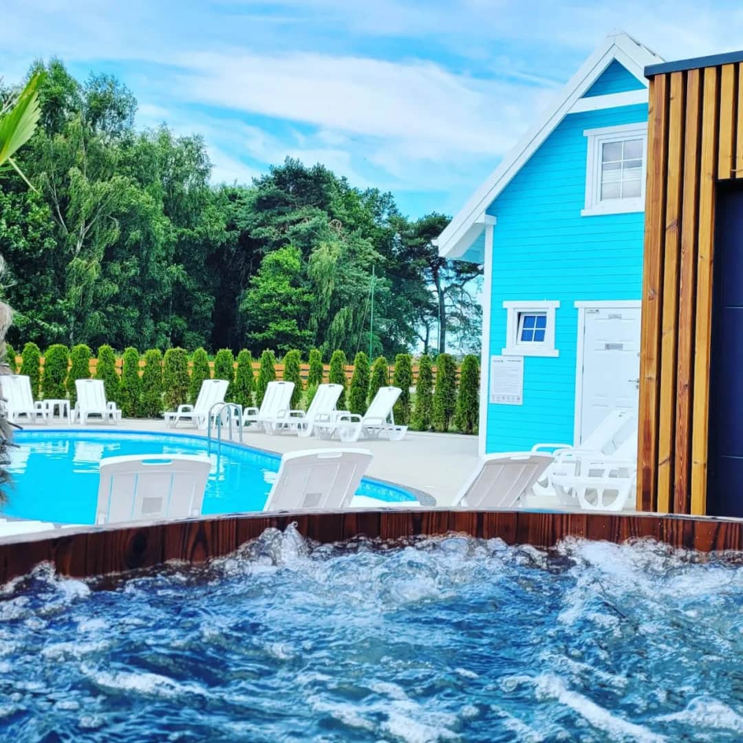 Ośrodek wypoczynkowy nad jeziorem: Wybierz domki z basenem