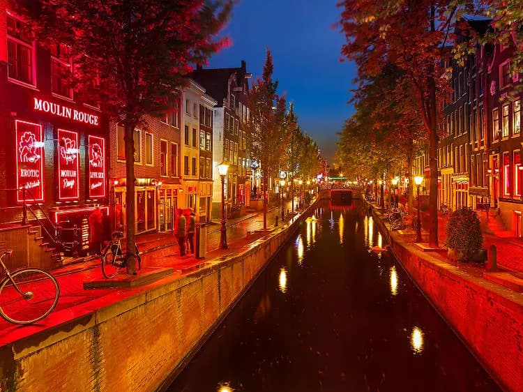 Amsterdam na weekend: Jak spędzić niezapomniane 2 dni w stolicy Holandii