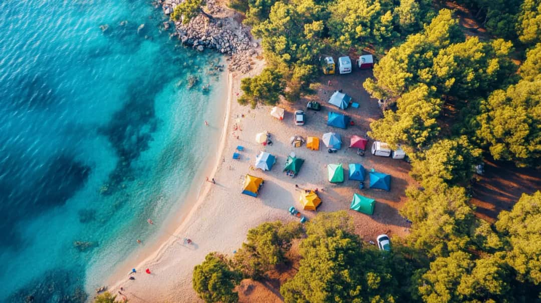 Jakie pola namiotowe w Rowach są najbliżej plaży? Ceny i opinie!