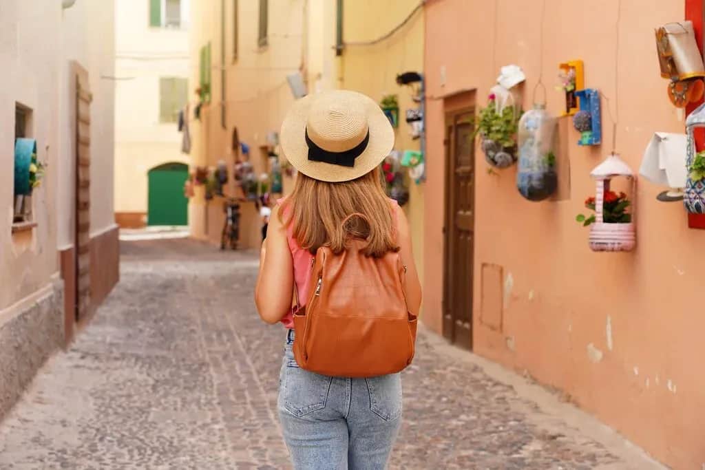 Sardynia bez samochodu: Jak zwiedzać wyspę komunikacją publiczną