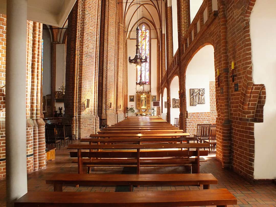 Dlaczego kolumny w katedrze kołobrzeg są krzywe? Historia i tajemnice