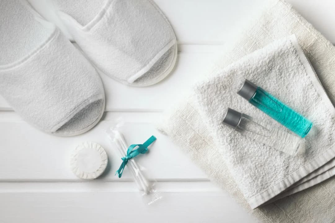 Co zabrać do hotelu z basenem, aby uniknąć nieprzyjemnych niespodzianek?