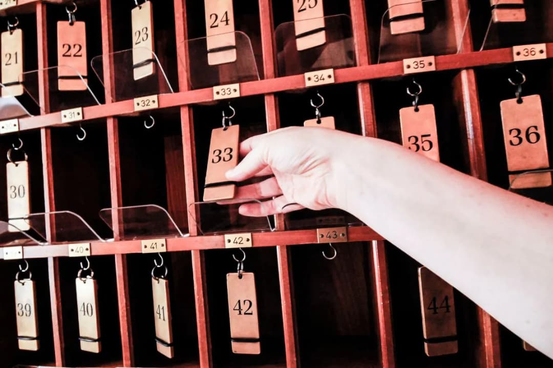 Czy wychodząc z hotelu zostawia się klucz? Sprawdź zasady zwrotu